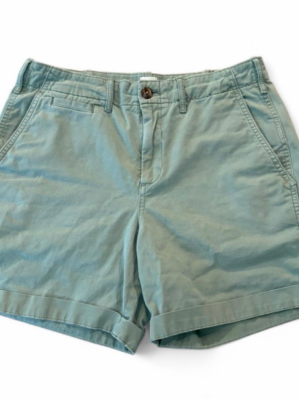 GAP women’s olive green khaki shorts. Size 4 US, with a 5” inseam.